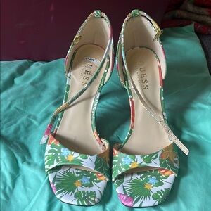 Guess heals. Tropical pattern. Size 7.5.